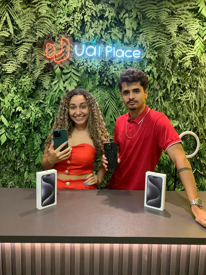 Cliente da UaiPlace com o aparelho novo e a sacola da loja