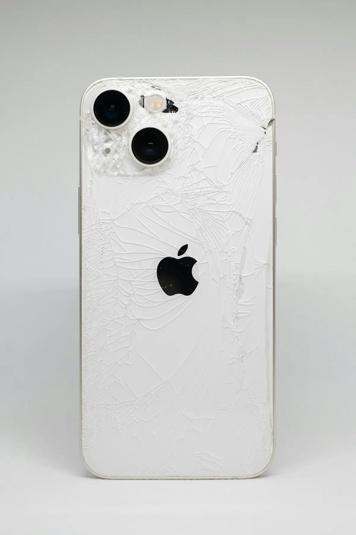 iPhone branco com o vidro traseiro trincado