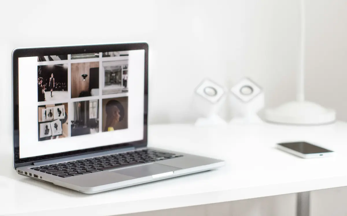 MacBook aberto sobre mesa branca