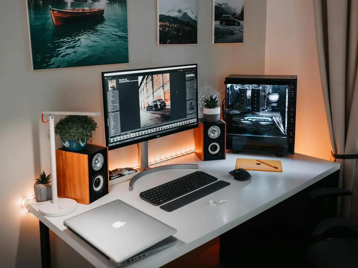 MacBook em mesa de trabalho
