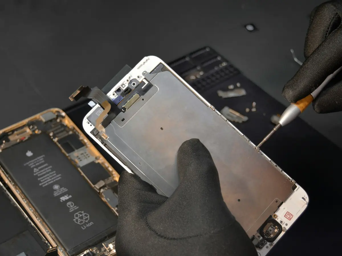iPhone aberto com a placa exposta