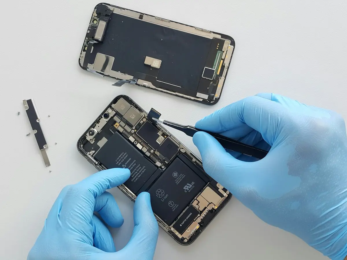 Troca de tela de iPhone com luvas e ferramentas